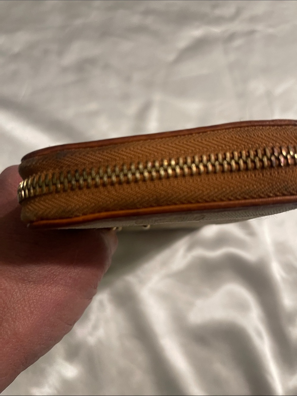 Michael Kors Tan Beige Signature Zip Wallet with Gold Plaque - Picture 5 of 9
